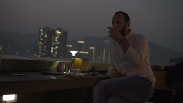 Genç Adam Rahatlatıcı Kokteyl Terasta Oturup Içki Gece Çubuk — Stok video