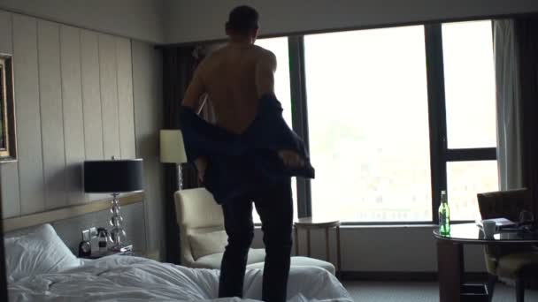 Homme Heureux Sautant Sur Lit Maison Super Ralenti 240Fps — Video