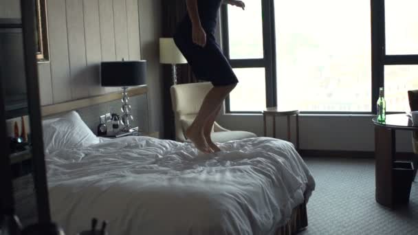 Joyeux Jolie Femme Sautant Sur Lit Maison Super Ralenti 240Fps — Video