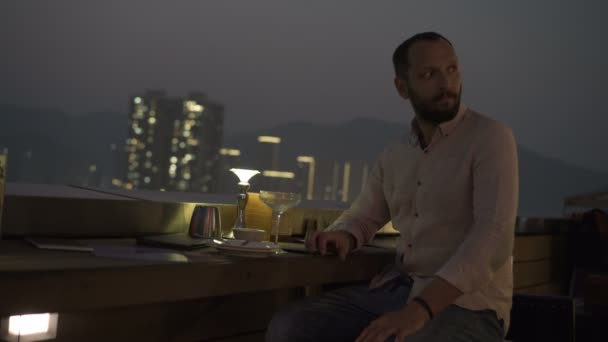 Homme Impatient Attend Quelqu Bar Nuit Vérifie Son Téléphone Boit — Video