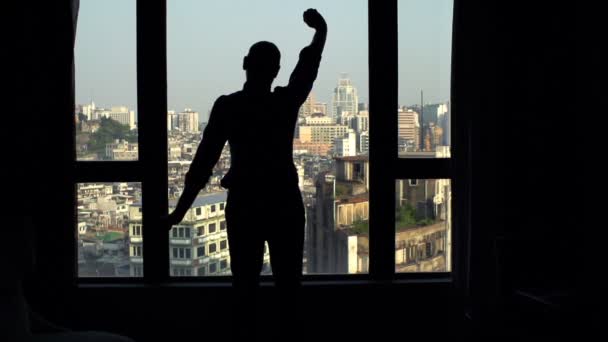 男子伸展手臂 欣赏从窗口的看法 超级慢动作120Fps — 图库视频影像
