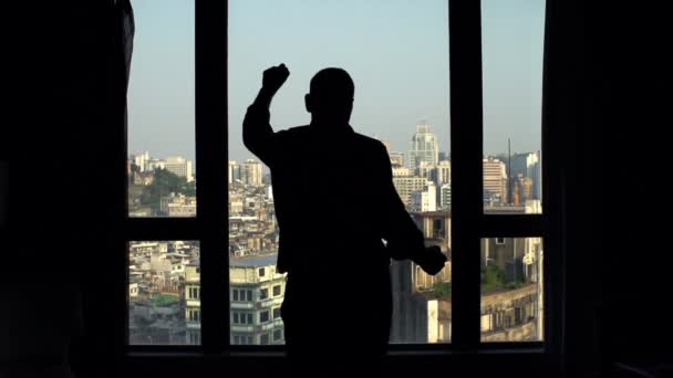 Silhouette Eines Glücklichen Mannes Der Hause Fenster Tanzt Super Zeitlupe — Stockvideo