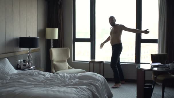 Felice Uomo Che Cade Sul Letto Casa Super Slow Motion — Video Stock