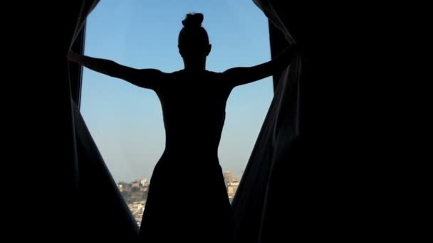 Silhouette Della Donna Svela Tende Dalla Finestra Super Slow Motion — Video Stock