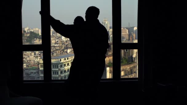 Silueta Pareja Enamorada Bailando Por Ventana Casa Super Cámara Lenta — Vídeo de stock