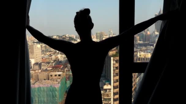 Kadın Silüeti Açıklayacak Perdeleri Penceresinden Süper Ağır Çekim 240Fps — Stok video