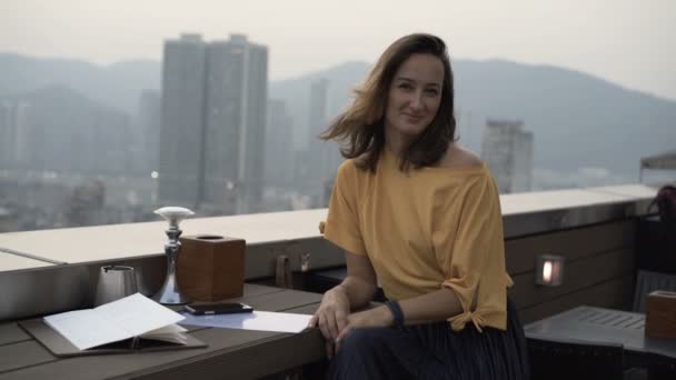 Mutlu Güzel Kadın Oturuyordu Terasta Portresi Çubuk — Stok video
