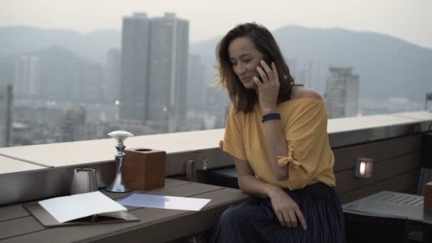 Giovane Donna Che Parla Cellulare Seduta Sulla Terrazza Nel Bar — Video Stock