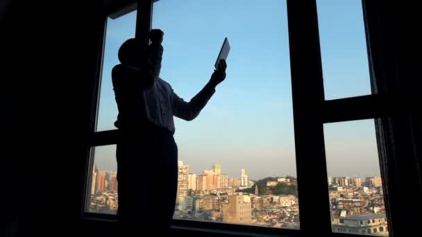 Homme Affaires Prospère Avec Tablette Debout Par Fenêtre Dans Bureau — Video