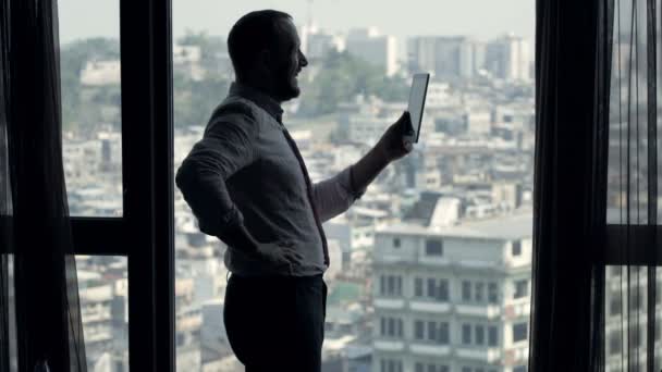 Hombre Feliz Charlando Tableta Pie Junto Ventana Casa — Vídeos de Stock