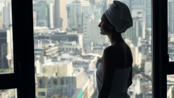 Ung Kvinna Handduk Beundra Utsikten Från Fönstret — Stockvideo
