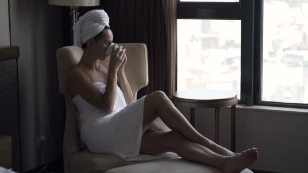 Glückliche Frau Trinkt Kaffee Auf Sessel Und Bewundert Aussicht Hause — Stockvideo