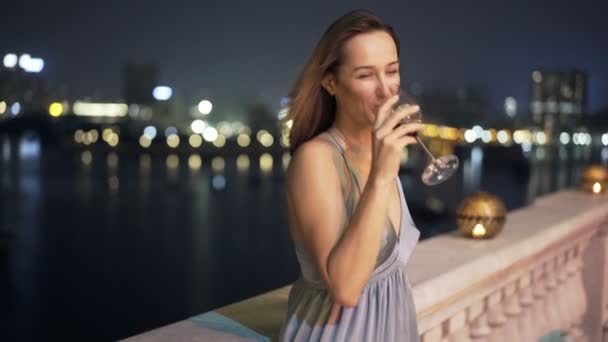 Mulher Bonita Feliz Bebendo Vinho Terraço Bar Noite — Vídeo de Stock