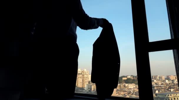 Silhouette Des Geschäftsmannes Bewundern Blick Aus Dem Fenster Büro Super — Stockvideo