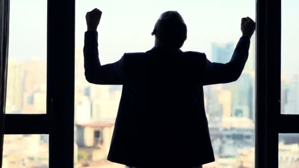 Успішний Бізнесмен Який Піднімає Руки Вікном Офісі Супер Повільний Рух — стокове відео