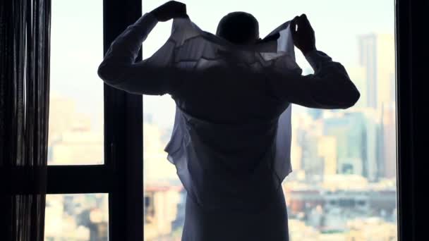 Affärsman Handduk Att Sätta Skjorta Genom Fönstret Hemma Super Slow — Stockvideo