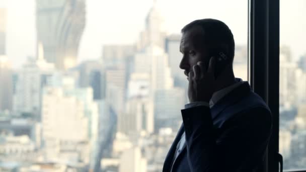 Hombre Negocios Enojado Hablando Por Teléfono Celular Por Ventana Oficina — Vídeos de Stock