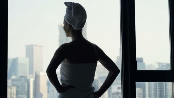 Ung Kvinna Handduk Beundra Utsikten Från Fönstret — Stockvideo
