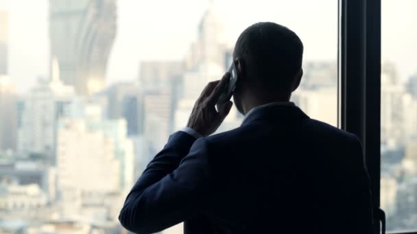 Šťastný Podnikatel Mluví Mobilní Telefon Okna Úřadu — Stock video