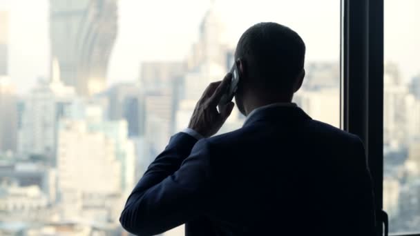 Feliz Hombre Negocios Hablando Por Teléfono Celular Por Ventana Oficina — Vídeos de Stock