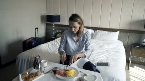 Giovane Bella Donna Affari Che Colazione Seduta Sul Letto Hotel — Video Stock