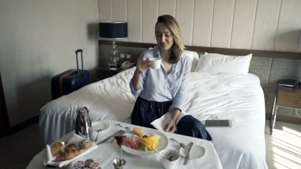 年轻漂亮的女实业家在早餐在酒店喝咖啡 — 图库视频影像