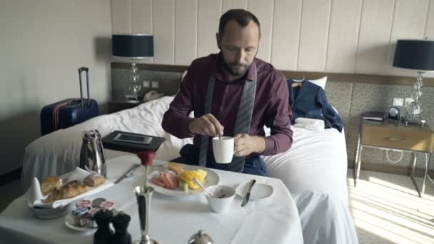 Geschäftsmann Trinkt Kaffee Beim Frühstück Hotel — Stockvideo