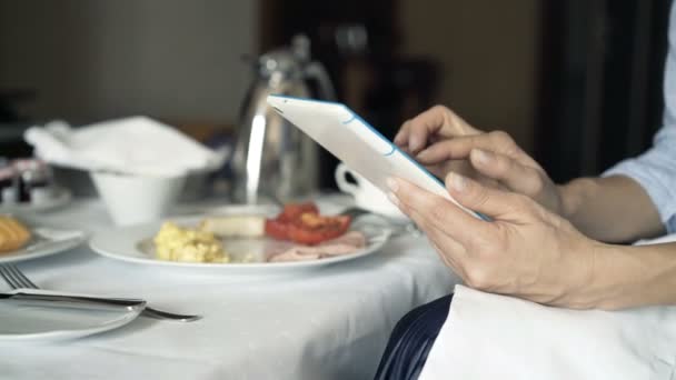 Empresaria Manos Con Tableta Ordenador Junto Mesa Durante Desayuno — Vídeo de stock