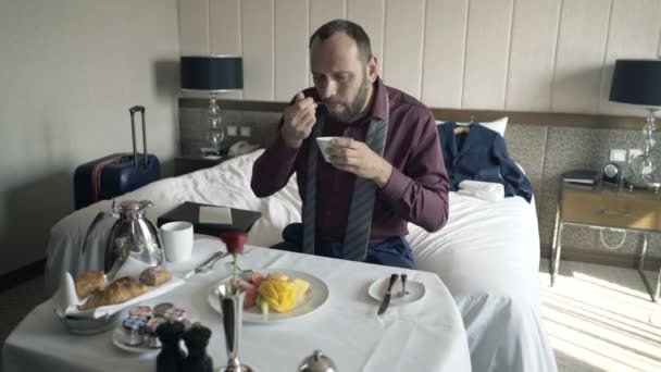 Ung Affärsman Får Magont Medan Äter Frukost Hotel — Stockvideo