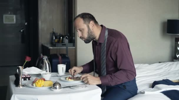 Fiatal Üzletember Kap Gyomorfájás Miközben Eszik Breakfast Hotel — Stock videók