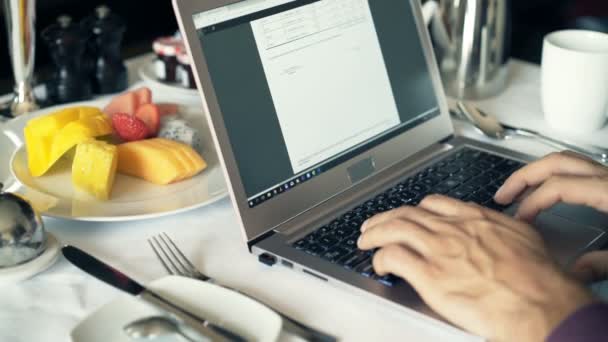 Empresario Manos Trabajando Ordenador Portátil Durante Desayuno Por Mesa — Vídeos de Stock