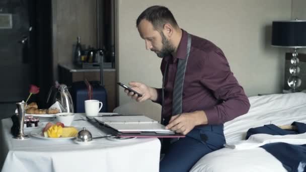 Affärsman Som Arbetar Med Smartphone Och Dokument Frukost Hotel — Stockvideo