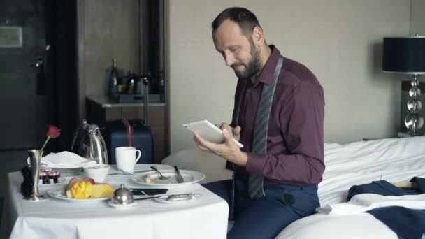 Young Businessman Tablet Computer Breakfast Hotel Room — Stock Video