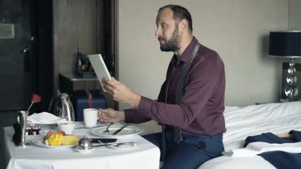 Młody Biznesmen Czatować Komputerze Typu Tablet Podczas Śniadania Hotelu — Wideo stockowe