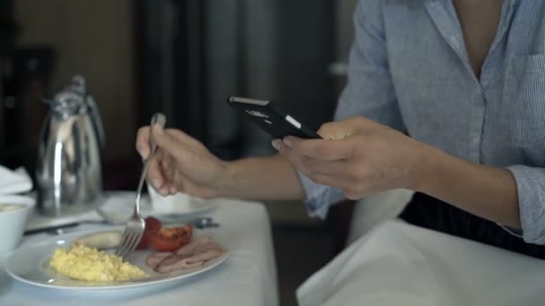 Podnikatelka Ruce Smartphone Během Snídaně — Stock video