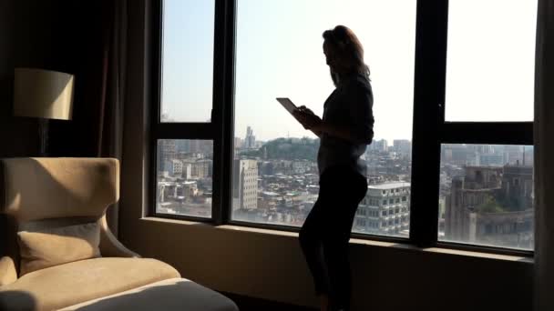 Silhouette Donna Utilizzando Tablet Piedi Vicino Alla Finestra Casa Super — Video Stock