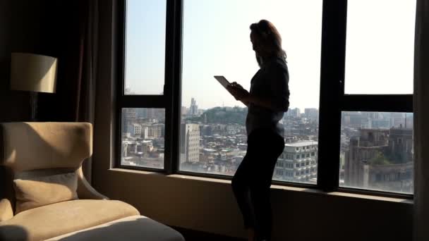 Silueta Mujer Usando Tableta Pie Junto Ventana Casa Super Cámara — Vídeos de Stock