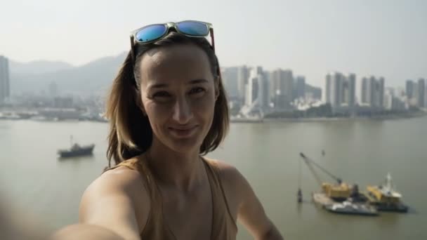 Mujer Feliz Tomando Fotos Grabando Vídeo Terraza Ciudad — Vídeos de Stock
