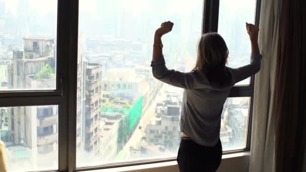 Успішна Бізнес Леді Піднімає Руки Перемогою Вікном Супер Повільний Рух — стокове відео