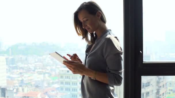 Mujer Joven Usando Tableta Pie Junto Ventana Casa Super Cámara — Vídeos de Stock