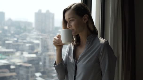 Mujer Joven Bebiendo Café Admirar Vista Desde Ventana Casa — Vídeos de Stock