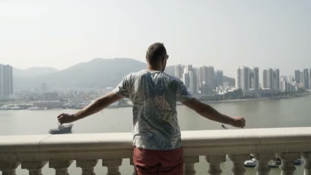 Молодий Чоловік Захоплюється Міським Пейзажем Стоїть Терасі Місті — стокове відео