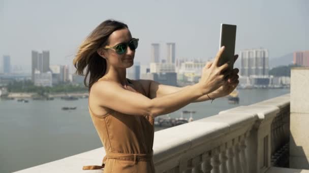 Mujer Joven Feliz Tomando Selfie Con Tableta Pie Terraza Ciudad — Vídeos de Stock