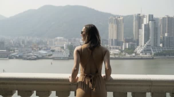 Молода Жінка Захоплюється Міським Пейзажем Стоїть Терасі Місті — стокове відео