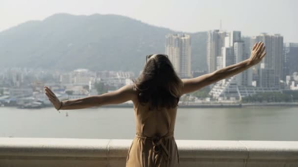 Jeune Femme Étirant Les Bras Admirant Paysage Urbain Debout Sur — Video