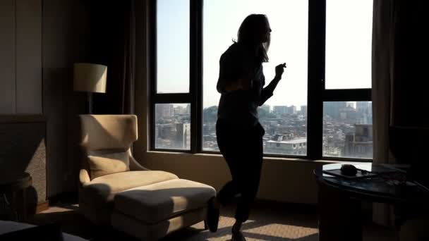 Mujer Feliz Bailando Por Ventana Casa Super Cámara Lenta 240Fps — Vídeo de stock