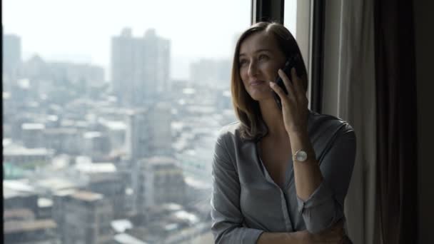 Joven Mujer Feliz Hablando Teléfono Celular Pie Cerca Ventana Casa — Vídeo de stock