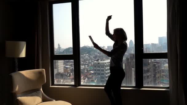 Silueta Exitosa Mujer Negocios Con Tableta Por Ventana Oficina Super — Vídeo de stock