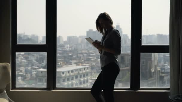 Silueta Exitosa Empresaria Con Tablet Por Ventana Oficina — Vídeos de Stock