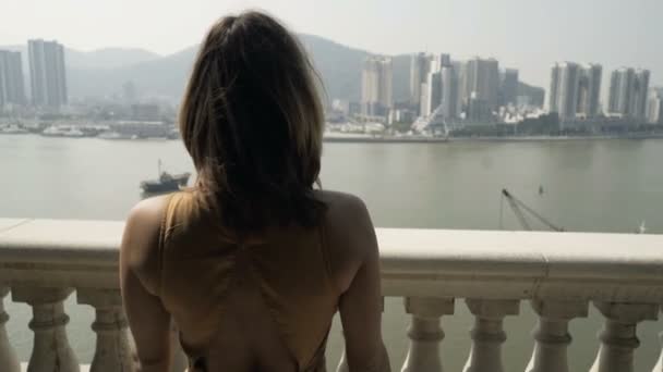 Mujer Joven Admira Paisaje Urbano Pie Terraza Ciudad — Vídeo de stock